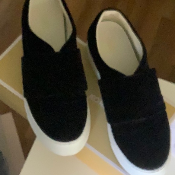 Shoes - Picture 2 of 4